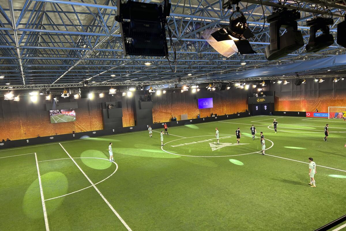 Jugadores de la Kings League disputan un partido en un pabellón industrial de Barcelona, España