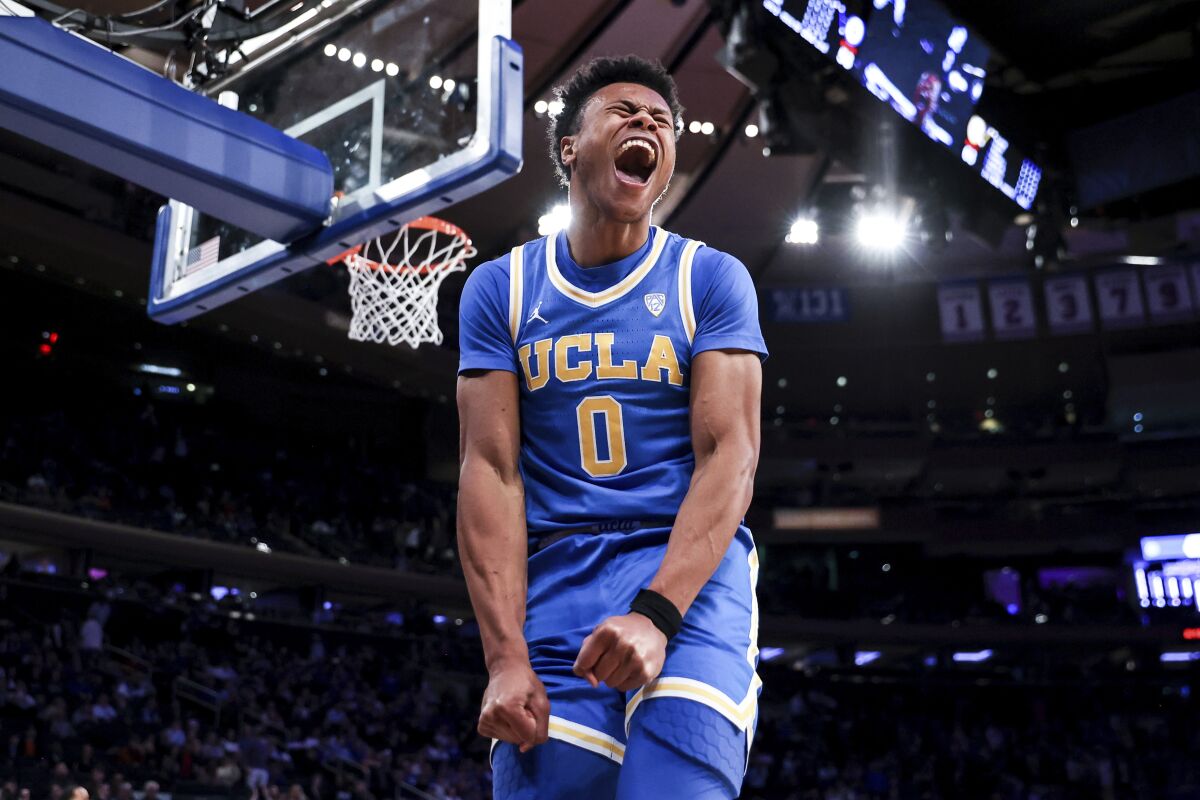 O armador da UCLA, Jaylen Clark, reage após uma enterrada durante o segundo tempo de um jogo de basquete universitário da NCAA.