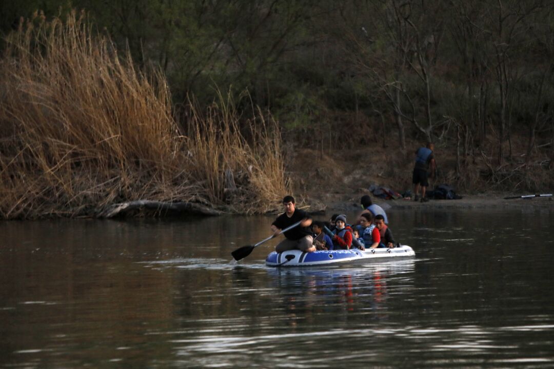 Hundreds of migrants cross stretch of the Rio Grande nightly - Los ...