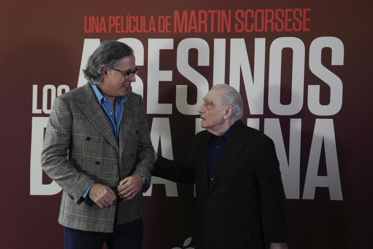 El director y productor Martin Scorsese, derecha, con el director de fotografía mexicano 
