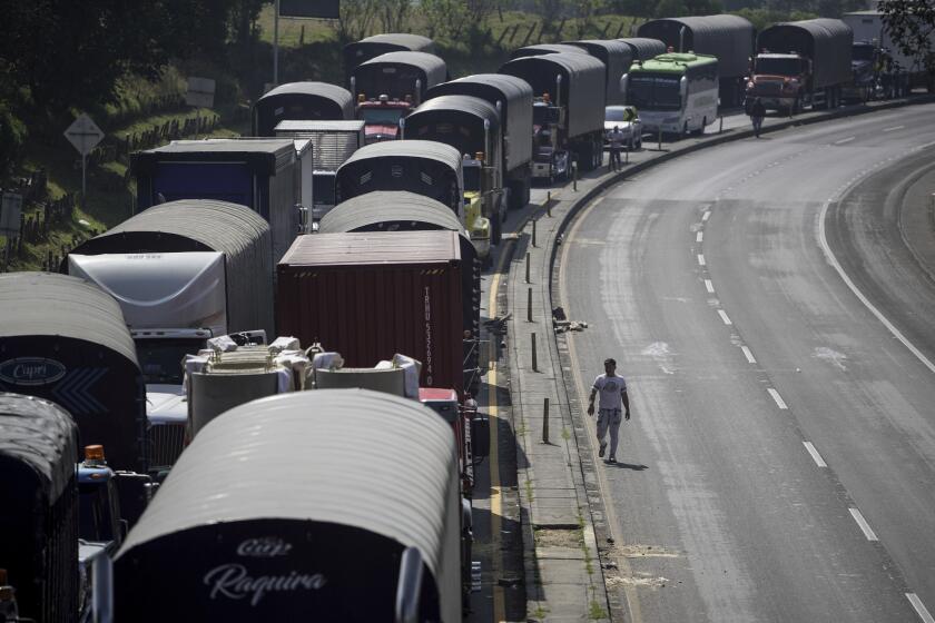 Camioneros bloquean una carretera durante una protesta contra el aumento del precio del diésel en Cajicá, al norte de Bogotá, Colombia, el miércoles 4 de septiembre de 2024. (AP Foto/Iván Valencia)