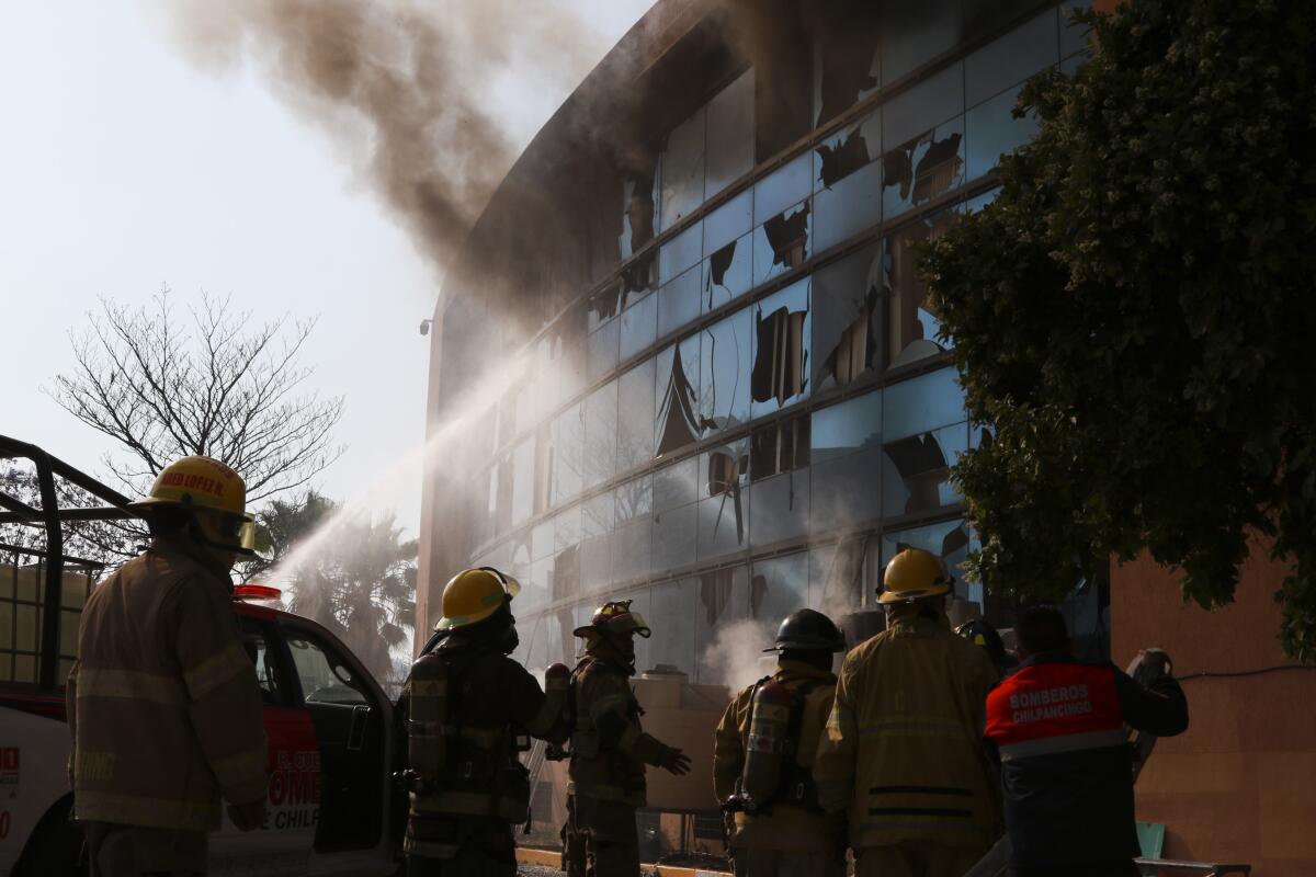 Bomberos trabajan para extinguir un incendio en la sede del gobierno del estado de Guerrero 