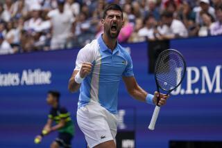 El serbio Novak Djokovic reacciona durante el partido contra el estadounidense Taylor Fritz en los cuartos de final del US Open, el martes 5 de septiembre de 2023, en Nueva York. (AP Foto/Seth Wenig)