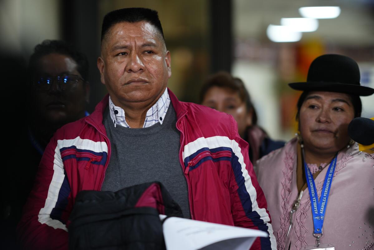 El exjesuita Pedro Lima se detiene para hablar con los periodistas después de aterrizar en el aeropuerto 