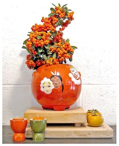 Go for the unexpected. Here, a kitschy vintage vessel is filled with pyracantha and joined by '60s-era egg cups, candles, persimmons and cutting boards (for height). RELATED Thanksgiving centerpieces that say Southern California 25 last-minute hors d'oeuvres Savor the leftovers Need a wine pick for dinner? Click here
