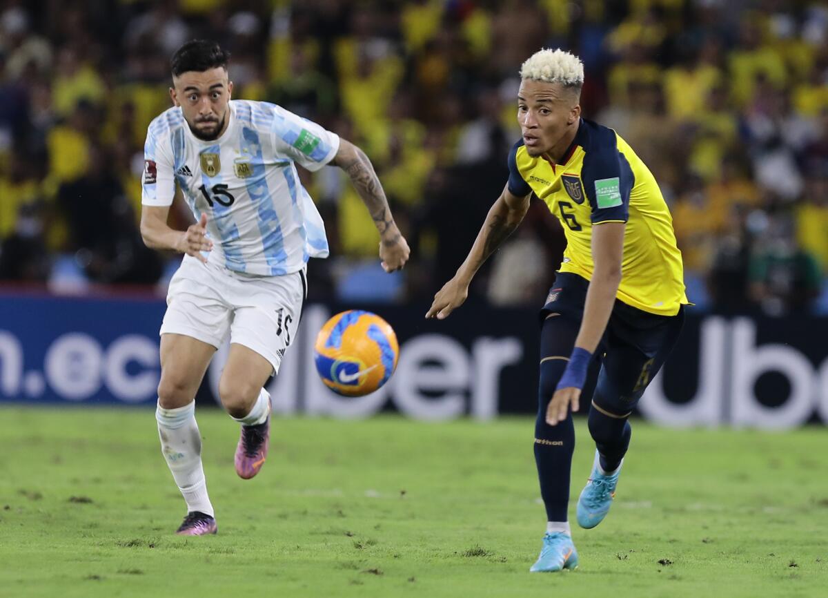 ARCHIVO - El defensor ecuatoriano Byron Castillo, derecha, disputa el balón con el argentino Nicolás González