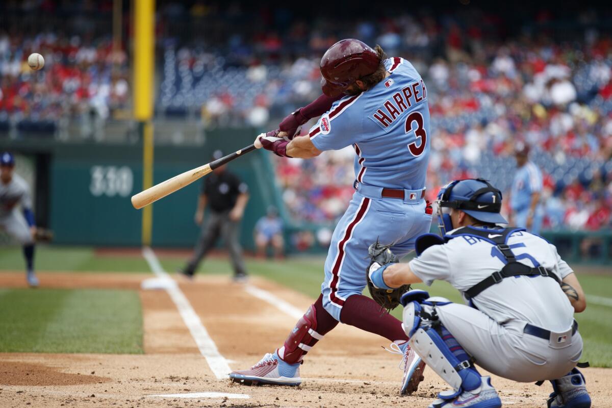 Bryce Harper conecta un elevado de sacrificio por los Filis de Filadelfia en el primer inning del encuentro con los Dodgers de Los Ángeles, el jueves 18 de julio de 2019, en Filadelfia. (AP Foto/Matt Slocum)