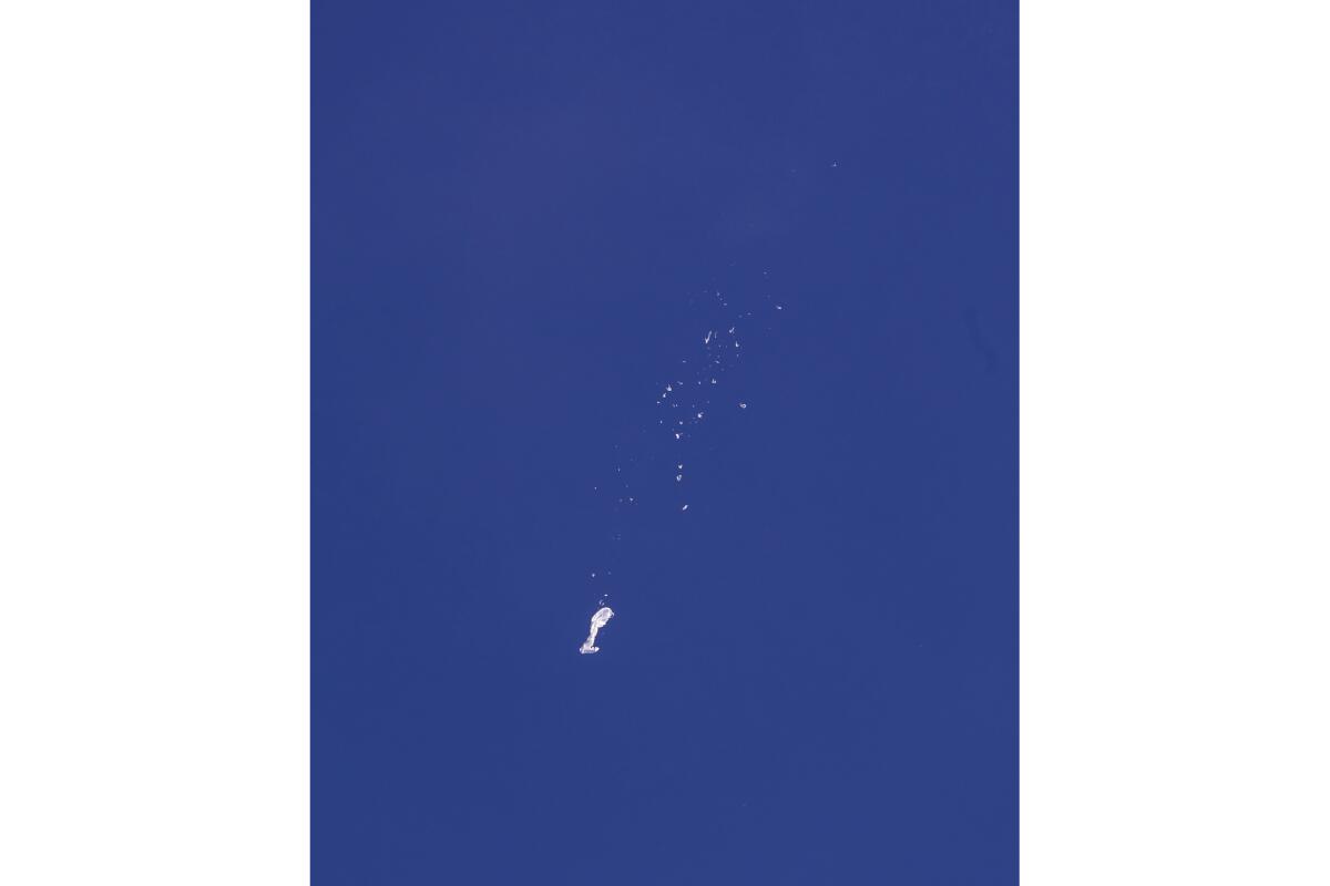 En esta imagen de archivo, restos de un globo de gran tamaño caen tras ser alcanzados por un misil de un avión de combate