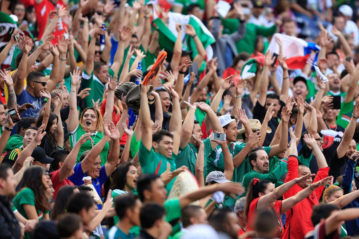 Fanáticos de la Selección Mexicana durante un partido contra Chile en el estadio San Diego, antes Qualcomm.