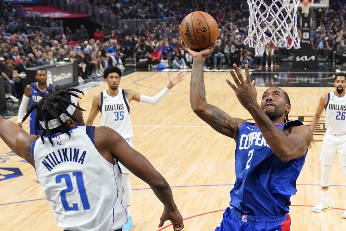 Clippers forward Kawhi Leonard shoots as Dallas Mavericks guard Frank Ntilikina.
