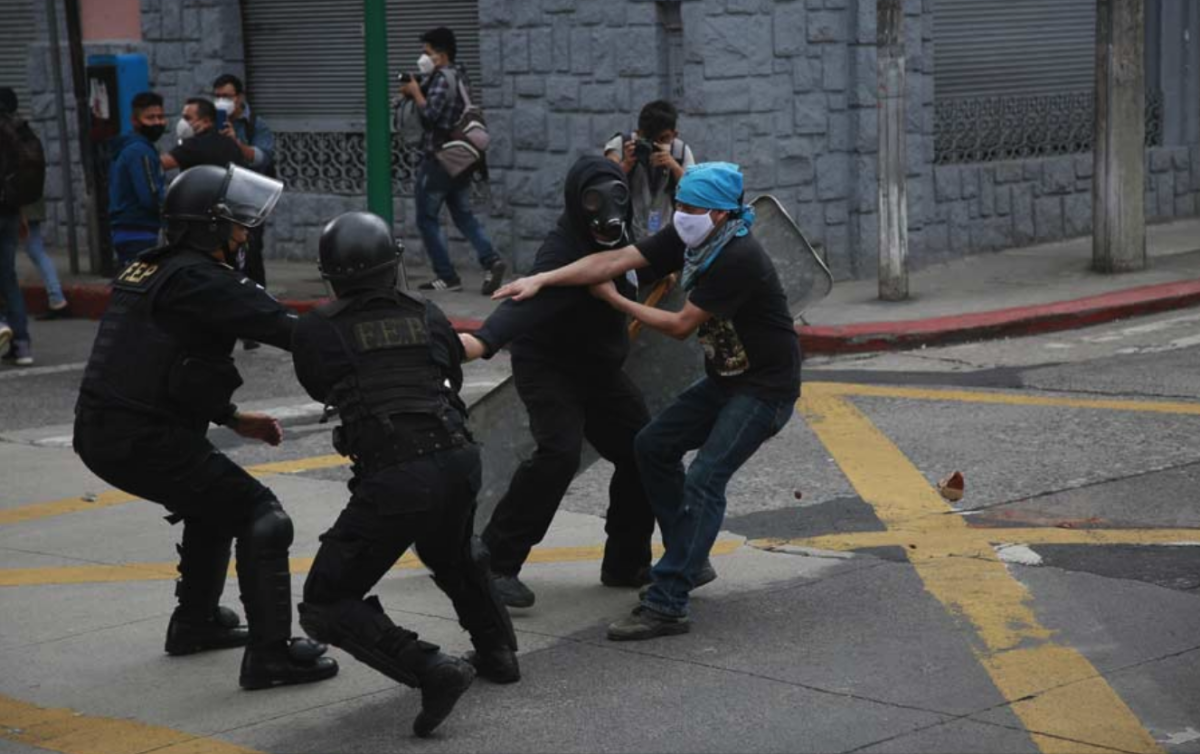 Integrantes de las fuerzas de seguridad se enfrentan a manifestantes. Foto/ EFE