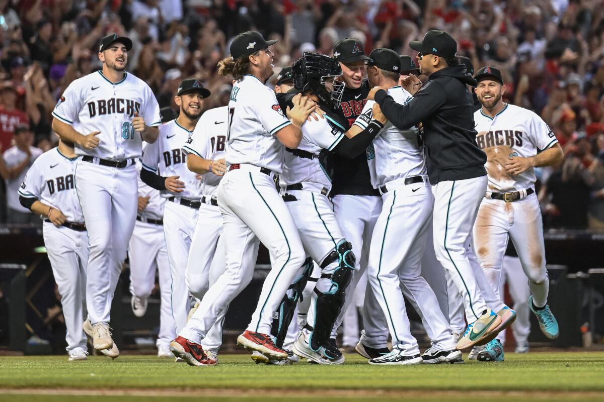 PHOENIX, AZ - 11 Ekim: Arizona Diamondback, 11 Ekim 2023 Pazartesi günü Phoenix, Arizona'da Chase Field'da Ulusal Lig Lig Serisinde Los Angeles Dodgers'ı üç maçta mağlup etmeyi kutluyor. (Wally Skalij / Los Angeles Times)