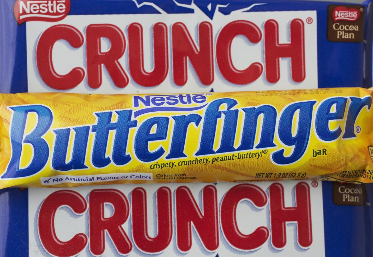Foto de las barras de chocolate Nestle Butterfinger y Crunch en Nueva York, el 1 de junio de 2016. Nestle venderá su negocio de golosinas en EEUU a la italiana Ferrero, se informó el 16 de enero de 2018.