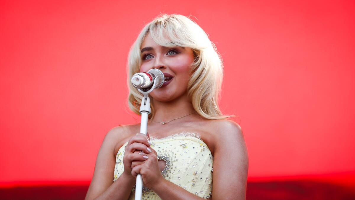 Sabrina Carpenter brings out Christina Aguilera at Crypto.com Arena - Los Angeles Times