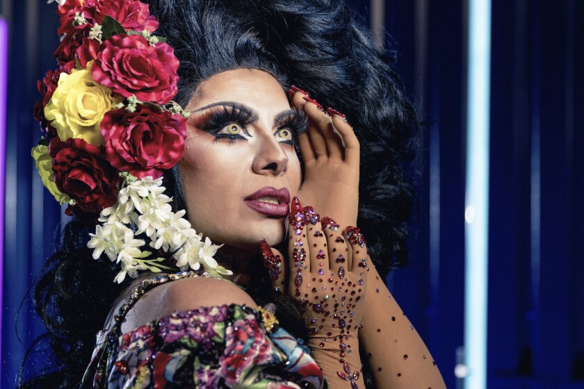 En esta imagen difundida por Paramount+, la drag mexicana Regina Voce, participante de la competencia 