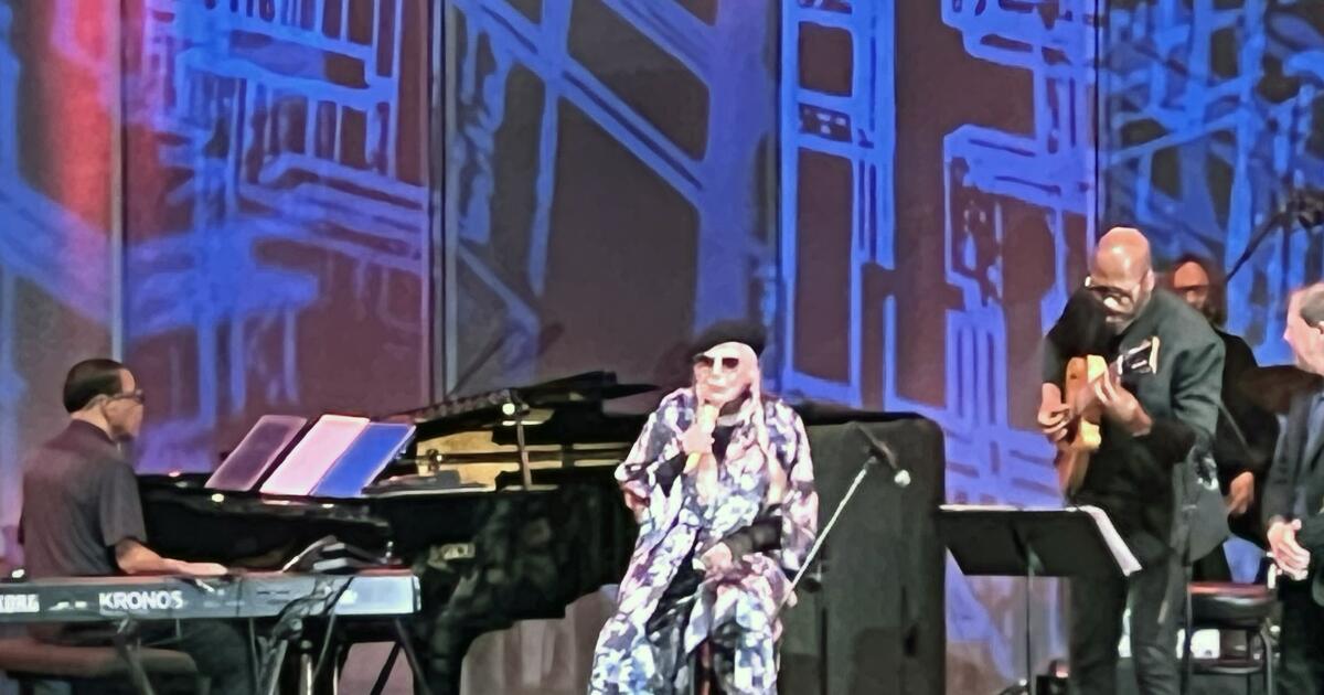 Review: Joni Mitchell’s surprise performance at Hollywood Bowl Wayne Shorter tribute earns standing ovation Review: Joni Mitchell’s surprise performance at Hollywood Bowl Wayne Shorter tribute earns standing ovation