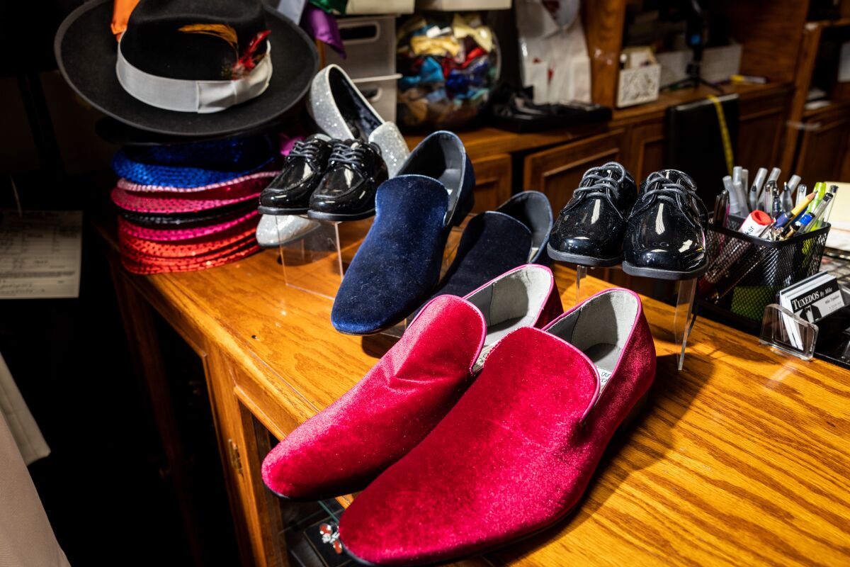 Chaussures et chapeaux de fantaisie à vendre.