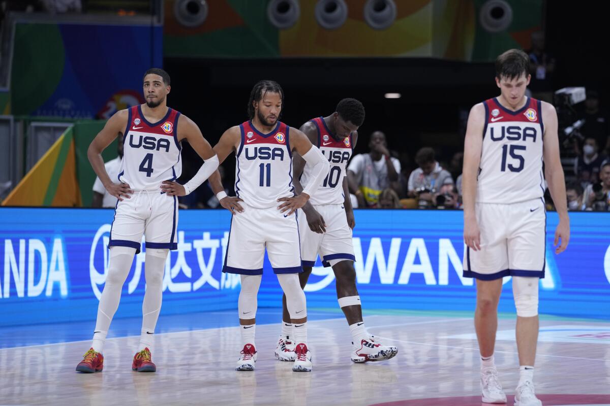 Jugadores de baloncesto de Estados Unidos reaccionan después del juego por la medalla de bronce
