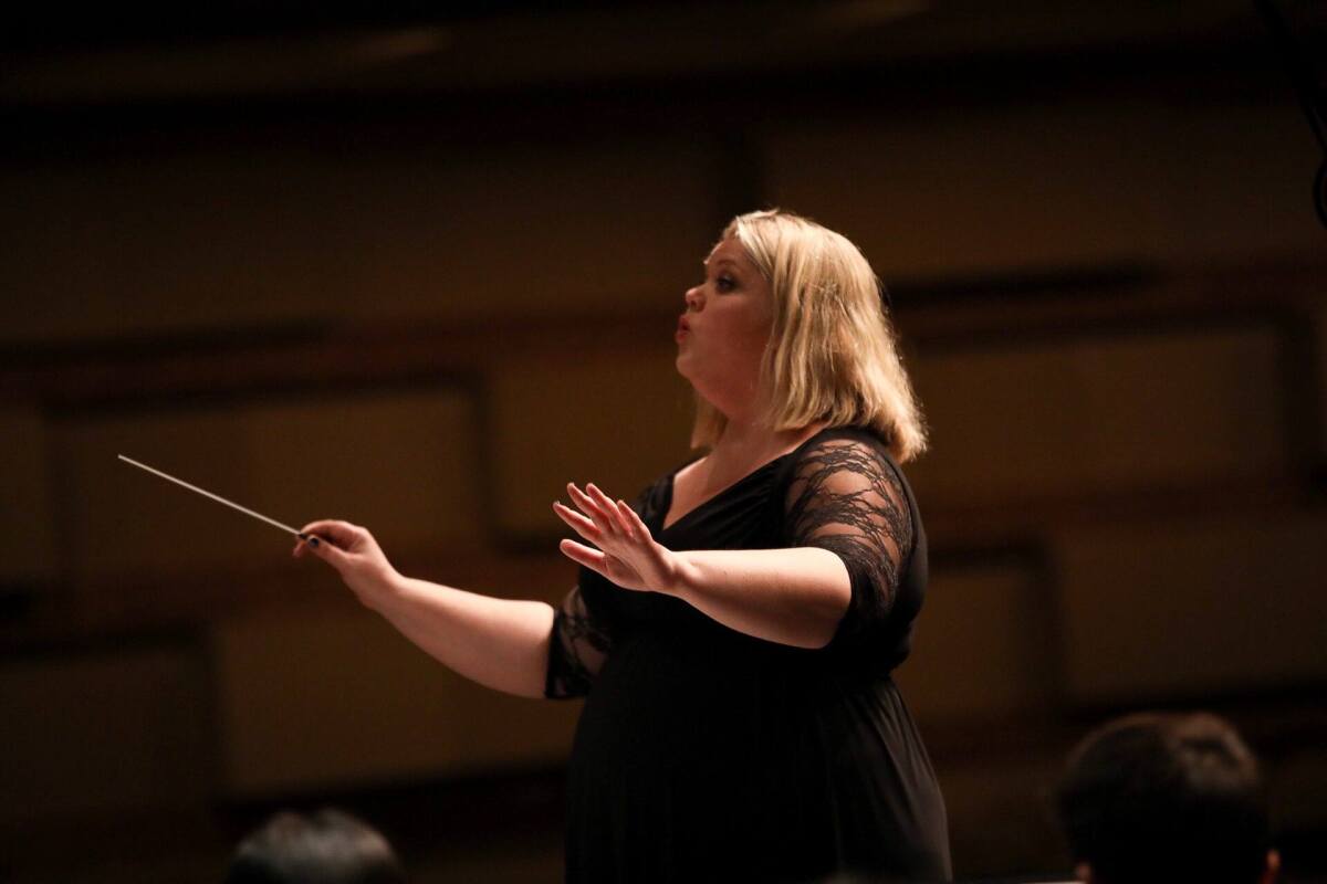Amy Villanova conducting