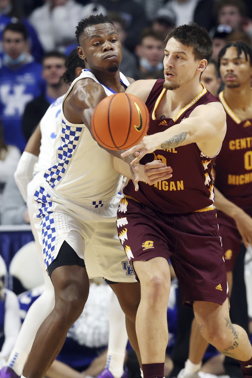 Central Michigan's Mirosav Stafl, right, passes the ball away from the defense of Kentucky's Oscar Tshiebwe during the first half of an NCAA college basketball game in Lexington, Ky., Monday, Nov. 29, 2021. (AP Photo/James Crisp)