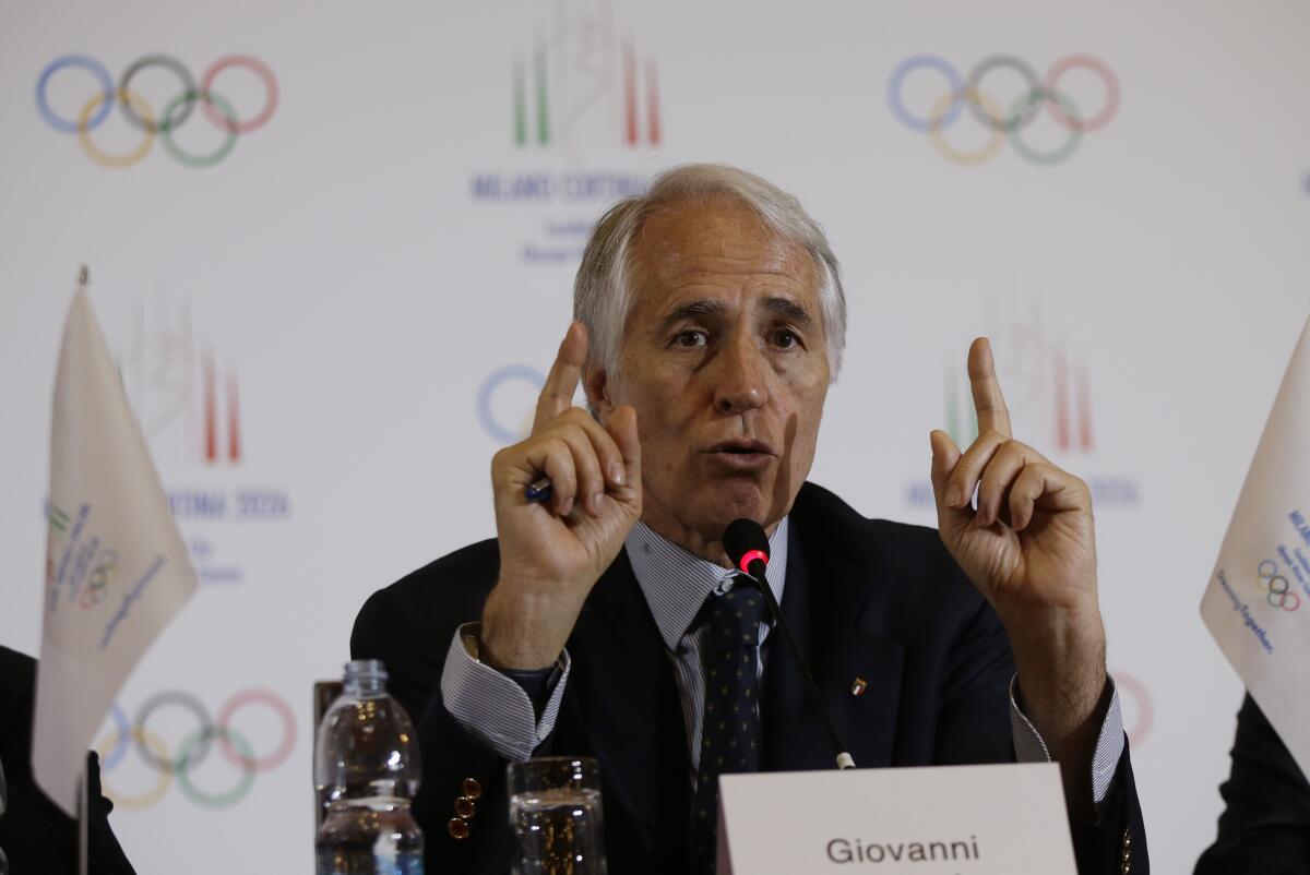 ARCHIVO - En esta foto del 6 de abril de 2019, el presidente del Comité Olímpico de Italia,