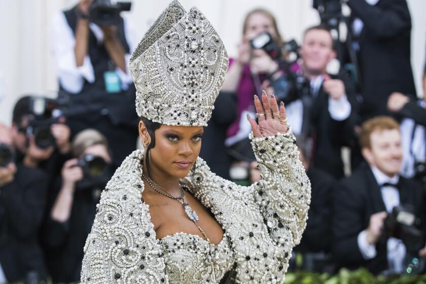 ARCHIVO - Rihanna llega a la gala a beneficio del Instituto del Vestuario del Museo Metropolitano de Arte el 7 de mayo de 2018 en Nueva York. (Foto por Charles Sykes/Invision/AP, archivo)