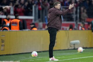 El técnico del Bayern Munich Julian Nagelsmann hace un gesto en el encuentro ante el Bayer Leverkusen en la Bundesliga el domingo 19 de marzo del 2023. (AP Foto/Martin Meissner)