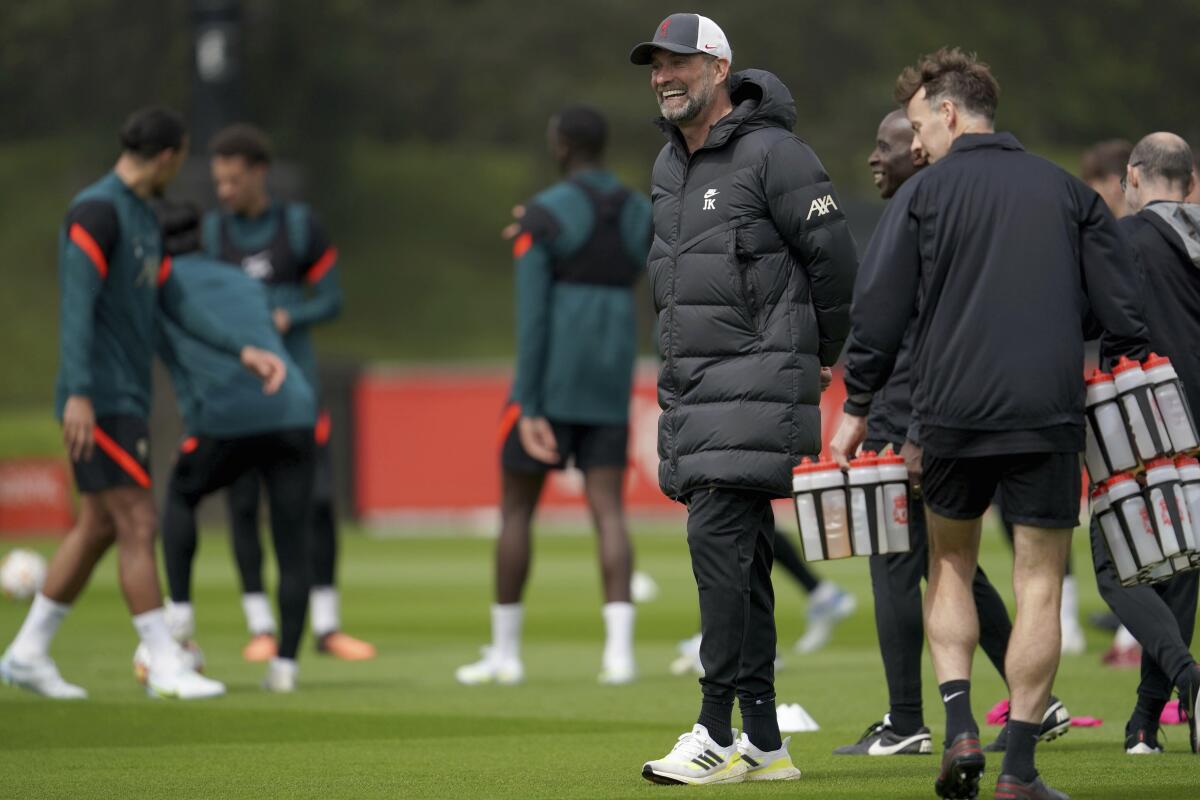 El técnico Jurgen Klopp sonríe durante una sesión de entrenamiento del Liverpool