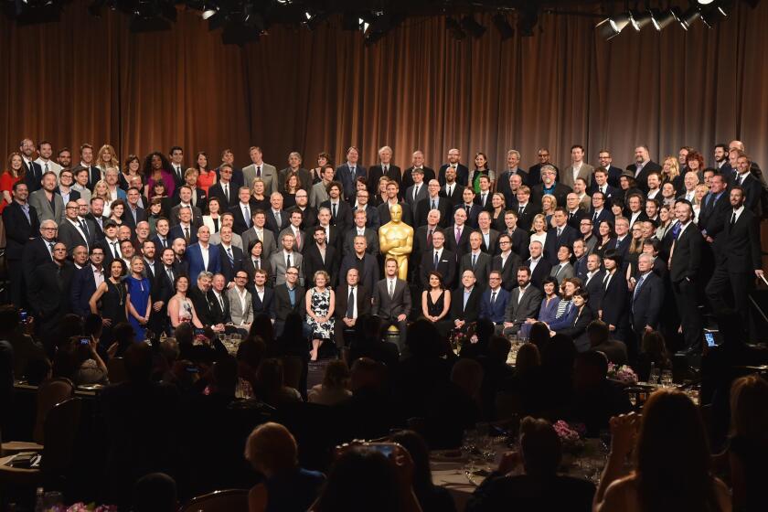 En esta foto, tomada durante el almuerzo del Oscar que se realiza cada año, aparecen muchos de los nominados a la edición de este año; solo tres de ellos son hispanos.