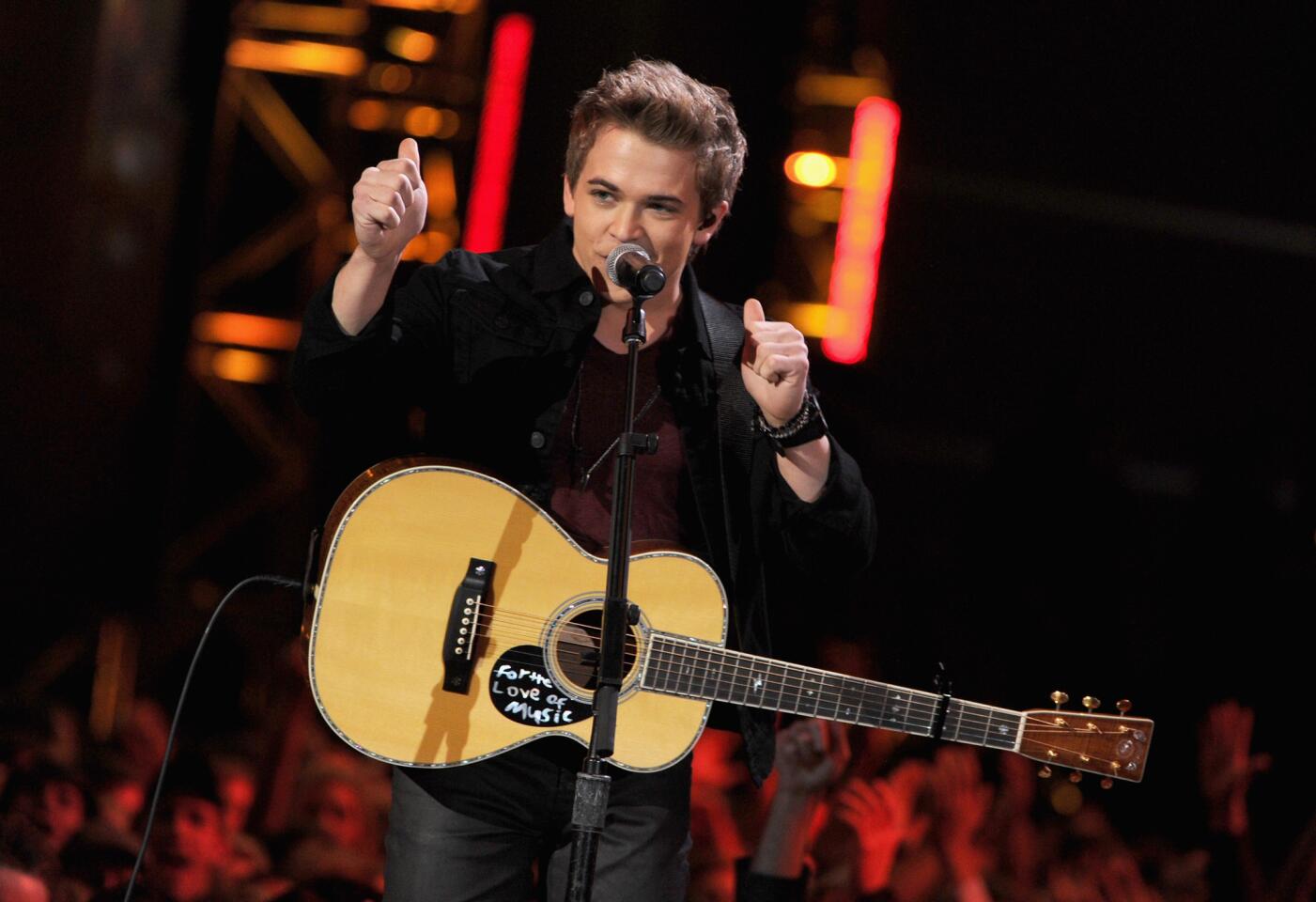 Hunter Hayes sings the nominations