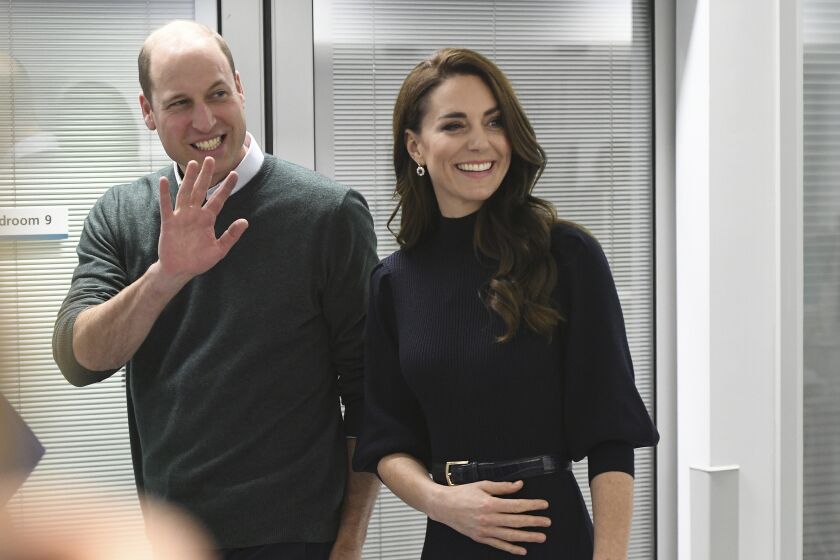 El príncipe Guillermo de Gran Bretaña, y su esposa Catalina, princesa de Gales, se reúnen con el personal del nuevo Hospital Universitario Royal de Liverpool, en Inglaterra, el jueves 12 de enero de 2023. (Bruce Adams/foto pool vía AP)