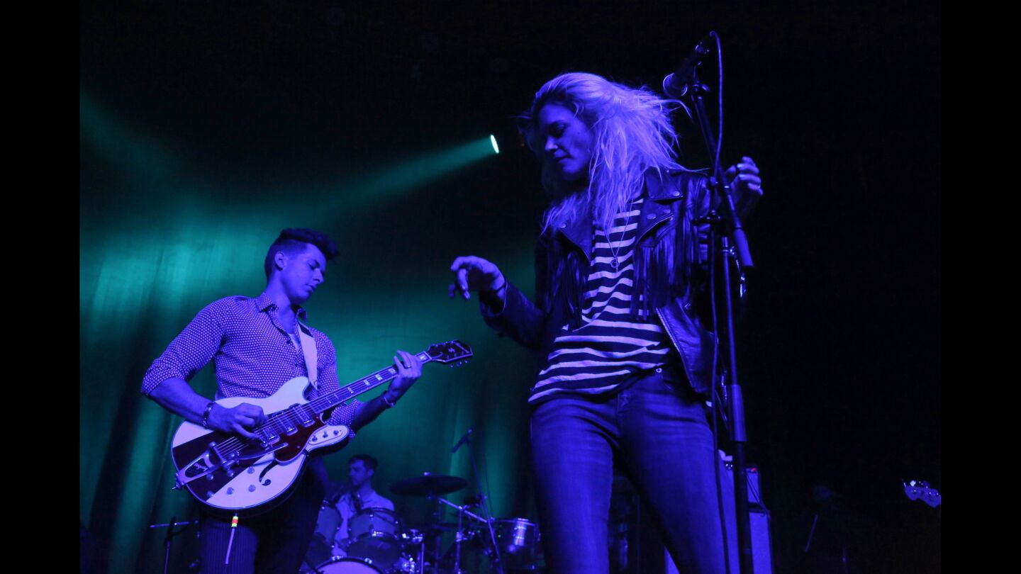 Mark Ronson and Alison Mosshart perform "Dreams."