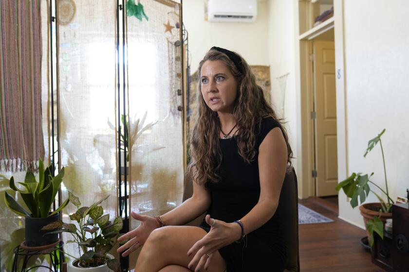 Kyleigh Thurman, una de las pacientes que presentó una querella federal contra una sala de emergencias por negarse atender su embarazo, habla sobre su experiencia, en su hogar, el miércoles 7 de agosto de 2024, en Burnet County, Texas. (AP Foto/Eric Gay)