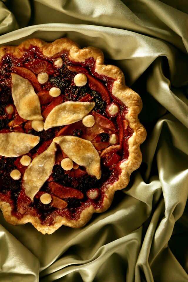 Pear-blackberry pie