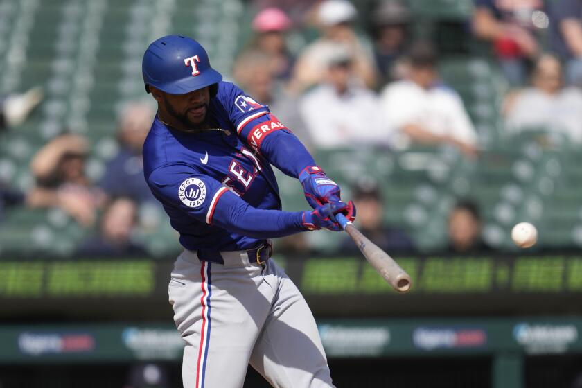 El dominicano Leody Taveras de los Rangers de Texas batea un sencillo con una carrera en la novena entrada ante los Tigres de Detroit el jueves 18 de abril del 2024. (AP Foto/Paul Sancya)