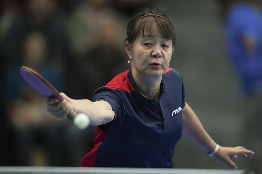 ARCHIVO - La chilena Zeng Zhigying compite en el tenis de mesa de los Juegos Panamericanos en Santiago, Chile, el 31 de octubre de 2023. (AP Foto/Dolores Ochoa)