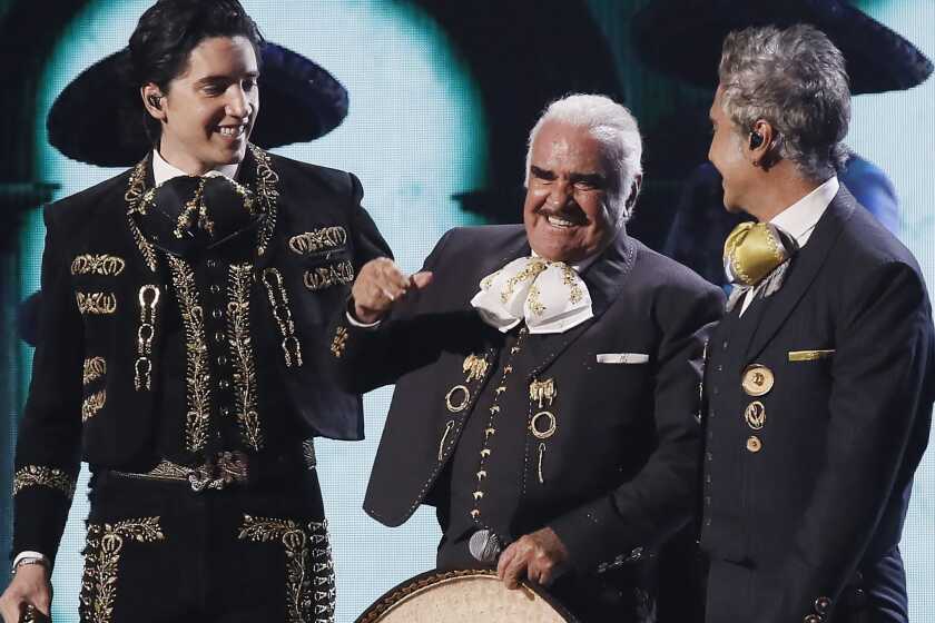 Álex, Vicente y Alejandro Fernández compartieron por primera vez y por ánica vez el escenario en la ceremonia del Latin Grammy en Las Vegas.