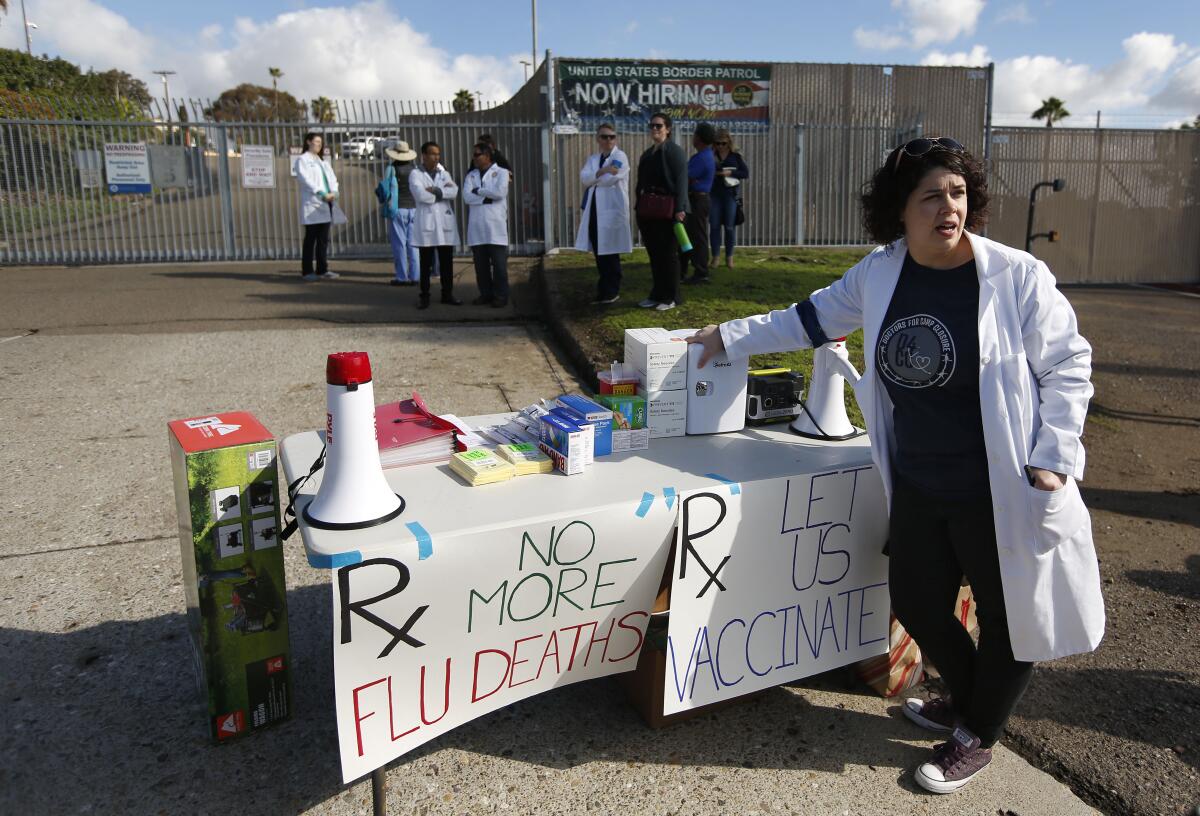 La doctora Bonnie Arzuaga junto a una mesa de suministros para vacunas contra la gripe mientras los médicos y otros proveedores de atención médica de Doctors for Camp Closure esperan tener acceso para administrar vacunas contra la gripe a los migrantes detenidos en la estación de la Patrulla Fronteriza en San Ysidro el 9 de diciembre de 2019.