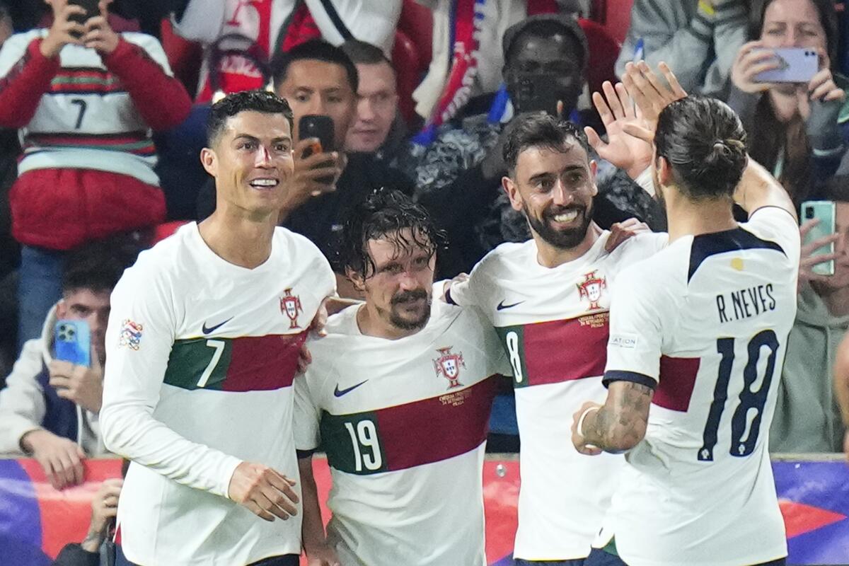 Bruno Fernandes de Portugal celebra con sus compañeros tras anotar el segundo gol 