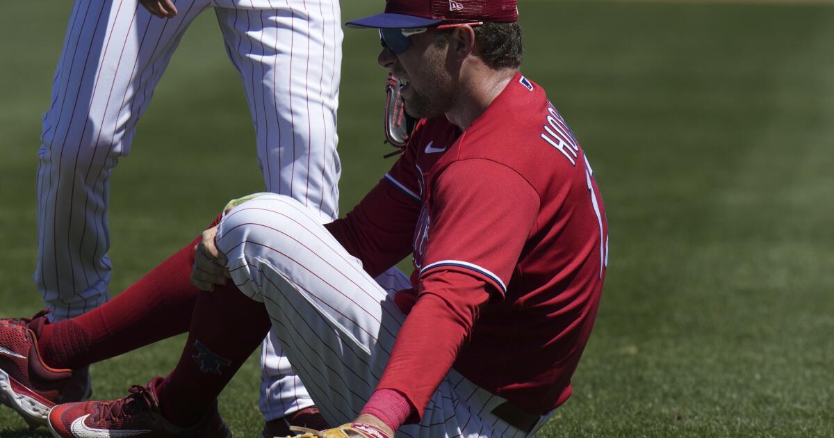 Phillies reveal Rhys Hoskins tore ACL in spring training game