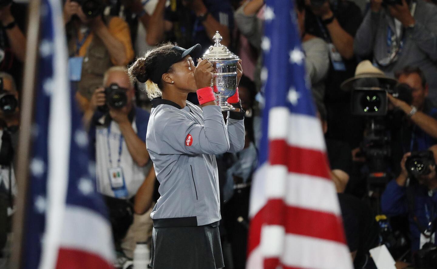 MCX001. New York (United States), 08/09/2018.- Naomi Osaka of Japan holds up the championship trophy after defeating Serena Williams of the US in the women's final on the thirteenth day of the US Open Tennis Championships the USTA National Tennis Center in Flushing Meadows, New York, USA, 08 September 2018. The US Open runs from 27 August through 09 September. (Tenis, Abierto, Japón, Estados Unidos, Nueva York) EFE/EPA/JASON SZENES *** Local Caption *** 53000073 ** Usable by HOY and SD Only **