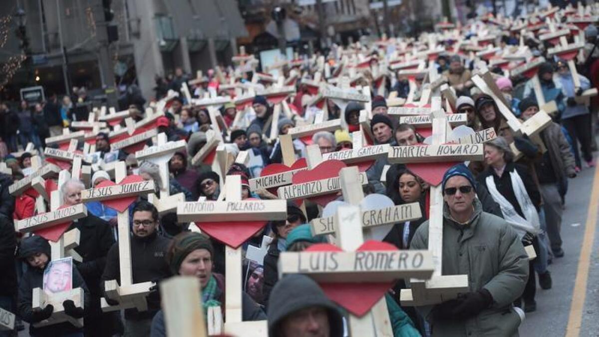 Residentes, activistas, amigos y familiares de víctimas de violencia armada marcharon en Chicago el 31 de diciembre de 2016, llevando cerca de 800 cruces de madera con los nombres de los fallecidos en la ciudad durante ese año.