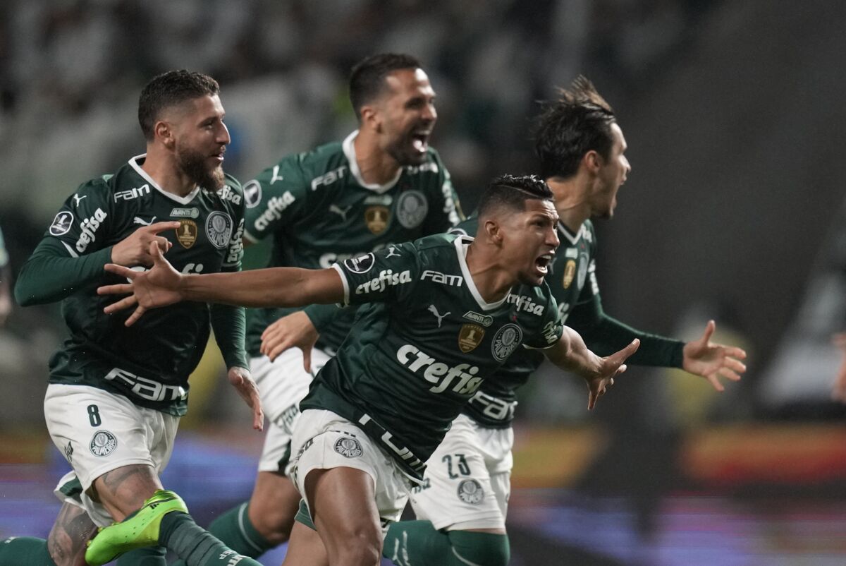 Los jugadores del Palmeiras festejan la victoria por penales sobre Atlético Mineiro, en un encuentro de la Copa Libertadores, disputado el miércoles 10 de agosto de 2022, en Sao Paulo (AP Foto/Andre Penner)