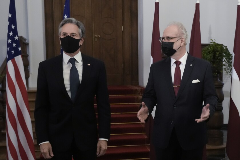 El secretario de Estado estadounidense Antony Blinken, izquierda, y el presidente letón Egils Levits posan para la prensa en Riga, Letonia, martes 30 de noviembre de 2021. (Ints Kalnins/Pool Photo via AP)