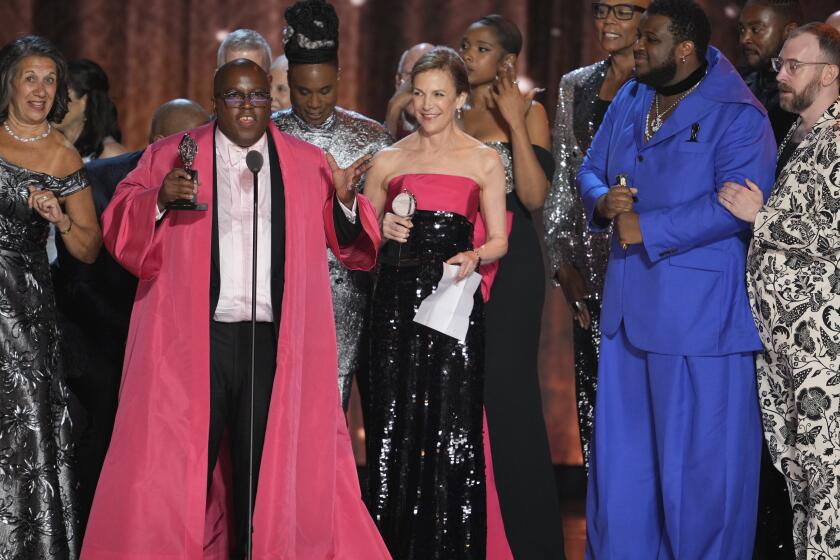 Michael R. Jackson, segundo de izquierda a derecha, recibe el premio a mejor musical por "A Strange Loop" en la 75a entrega anual de los Premios Tony el 12 de junio de 2022 en el Radio City Music Hall en Nueva York. (Foto Charles Sykes/Invision/AP)