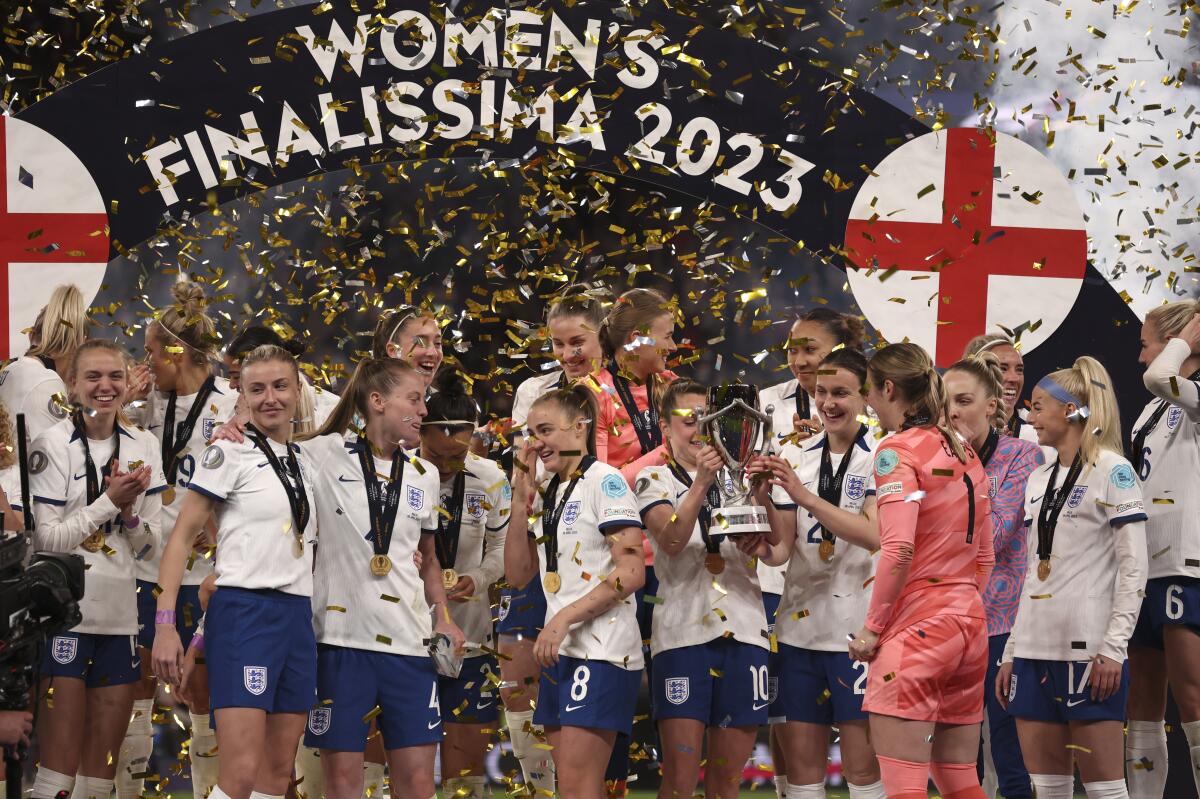 La selección femenina de Inglaterra festeja tras ganar la Finalísima a Brasil, 