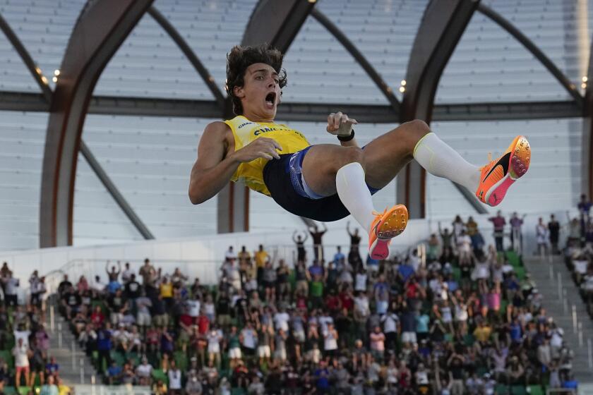 El sueco Armand Duplantis festeja luego de establecer un nuevo récord del orbe en el salto con pértiga del Mundial de atletismo, el domingo 24 de julio de 2022, en Eugene, Oregon (AP Foto/Charlie Riedel)