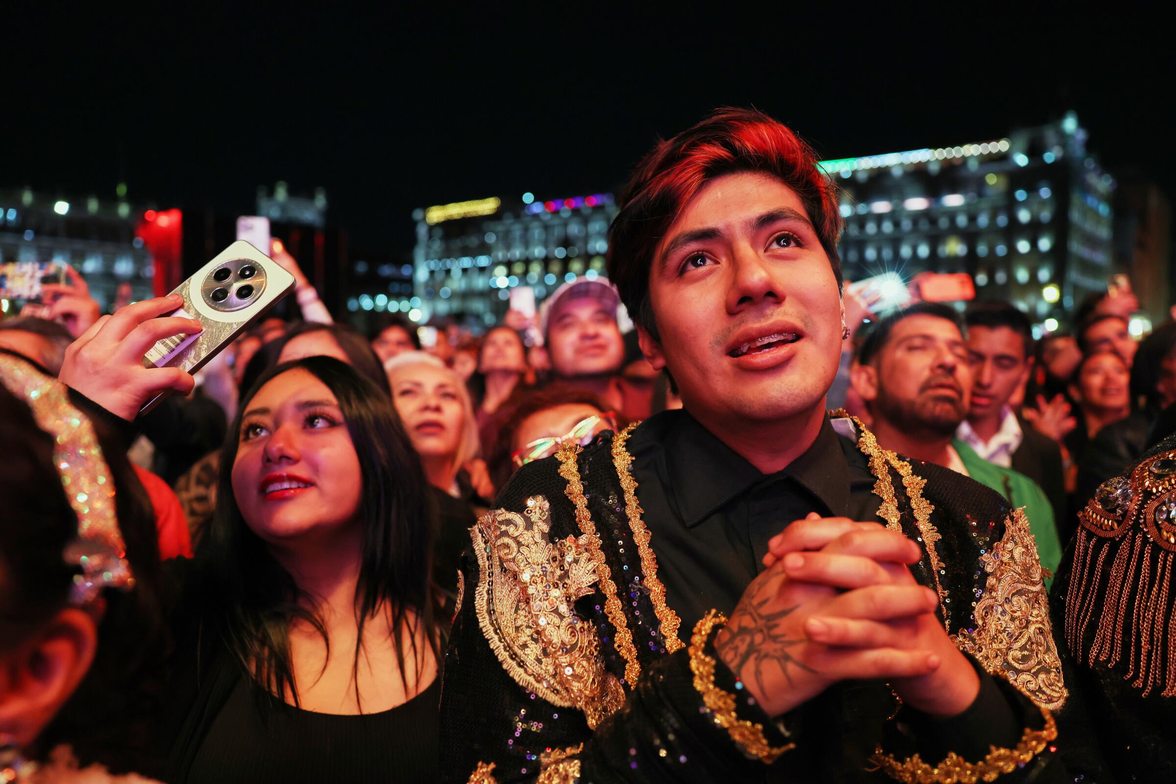 El público disfruta de una proyección gratuita del concierto que el fallecido cantante mexicano Juan Gabriel ofreció en 1990