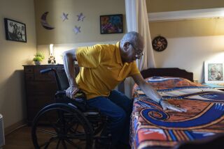 Alex Morisey se levanta de su silla de ruedas en su habitación en un asilo de ancianos, el miércoles 15 de febrero de 2023, en Filadelfia. (AP Foto/Wong Maye-E)