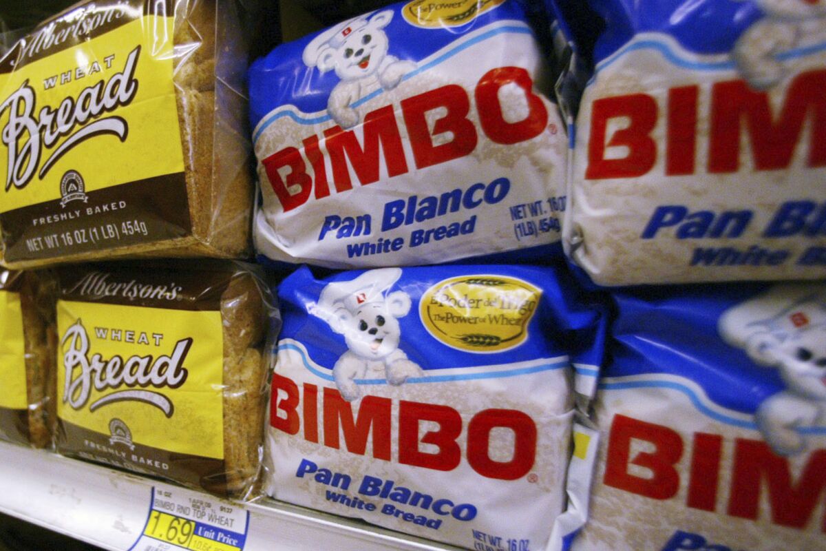 ARCHIVO - Bolsas de pan de la marca Bimbo en exhibición en una tienda Super Savers en Anaheim, 